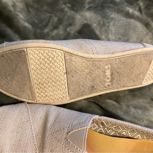 Tom’s VGUC SLIP ON SHOES - Picture 2 of 3